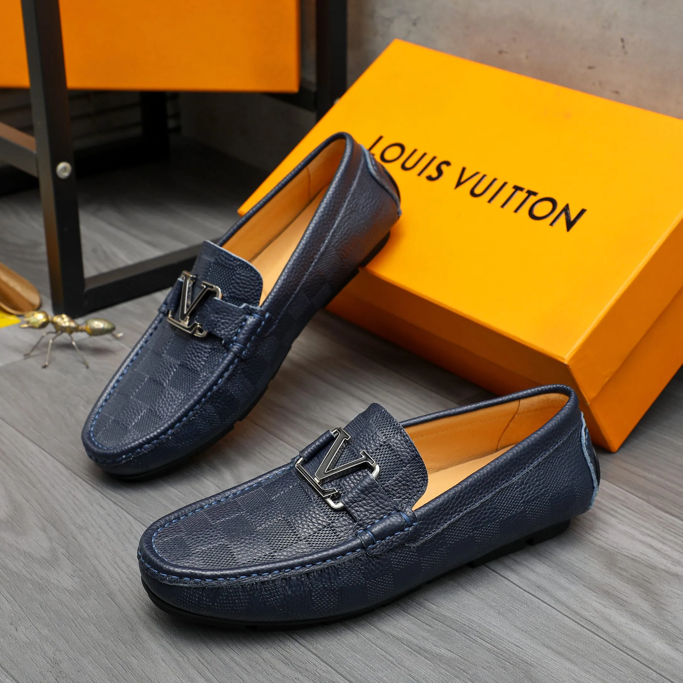 Men's shoes 💰p380 Product trademark: LV "Louis Vuitton" casual slip-on men's shoes Regular size: 38-45 Product materials: Selected classic embossed plaid upper, pigskin lining, rubber outsole